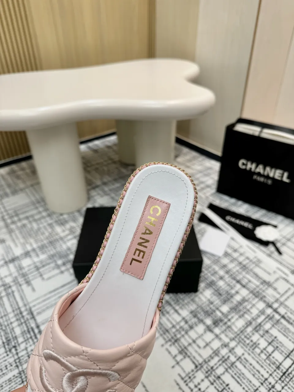 👟👟Ex-factory price 480👟👟 Top version Chanel Chanel - 2025 spring model, counter top double C sandals, this classic design; the extraordinary double C incorporates a variety of color elements... The diversified mix and match is very beautiful and versatile, very light on the foot, comfortable, super delicate and elegant, and can be used outdoors... ꫛꫀꪝ Go➫ Material: ❶Upper made of: Original imported sheepskin ❷Inner lining: Original sheepskin lining ❸Outsole based on: Original Italian genuine leather outsole Counter boutique packaging complete set for women 35–40 (customized for 41) 3 colors available (black, white, pink)